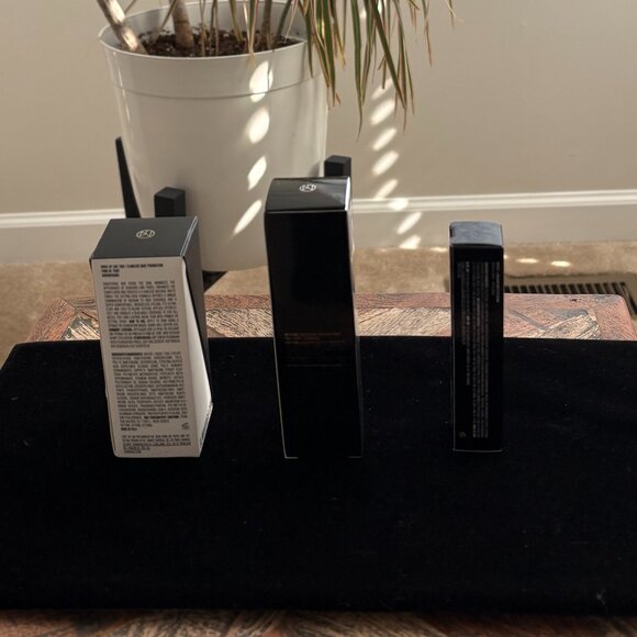 IL Makiage The Flawless Essentials Package, with A Free Tote - Picture 2 of 10